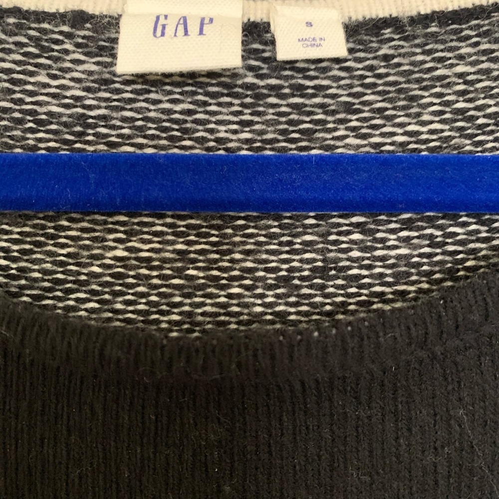 Black & Cream GAP Sweater